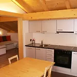 Daire Alpenchalet Weidhaus - Dachwohnung - - Stockbettzimmer Gstaad