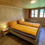 Alpenchalet Weidhaus - Dachwohnung - - Stockbettzimmer דירה